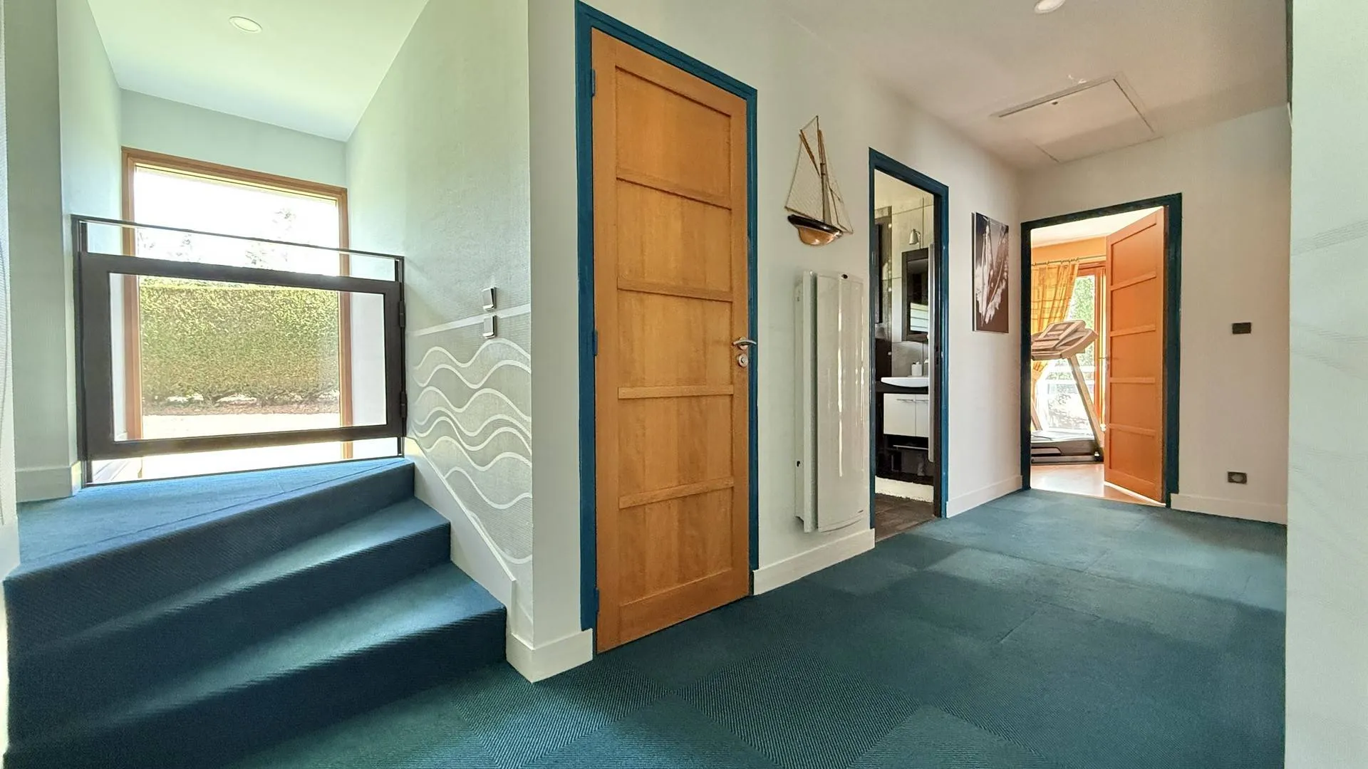 Cuisine aménagée et équipée avec coin repas : Fonctionnelle et ouverte sur les espaces de vie.