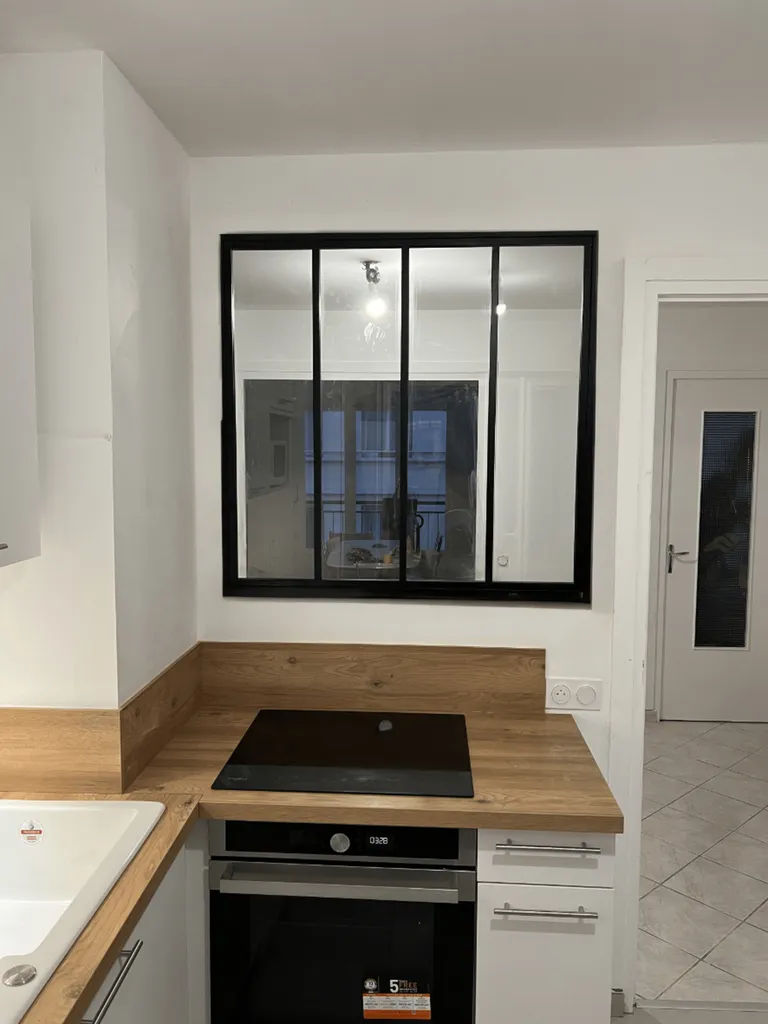 Verrière d’atelier installée dans la cloison entre cuisine et séjour lors de la rénovation partielle d’un appartement à Lyon (69)