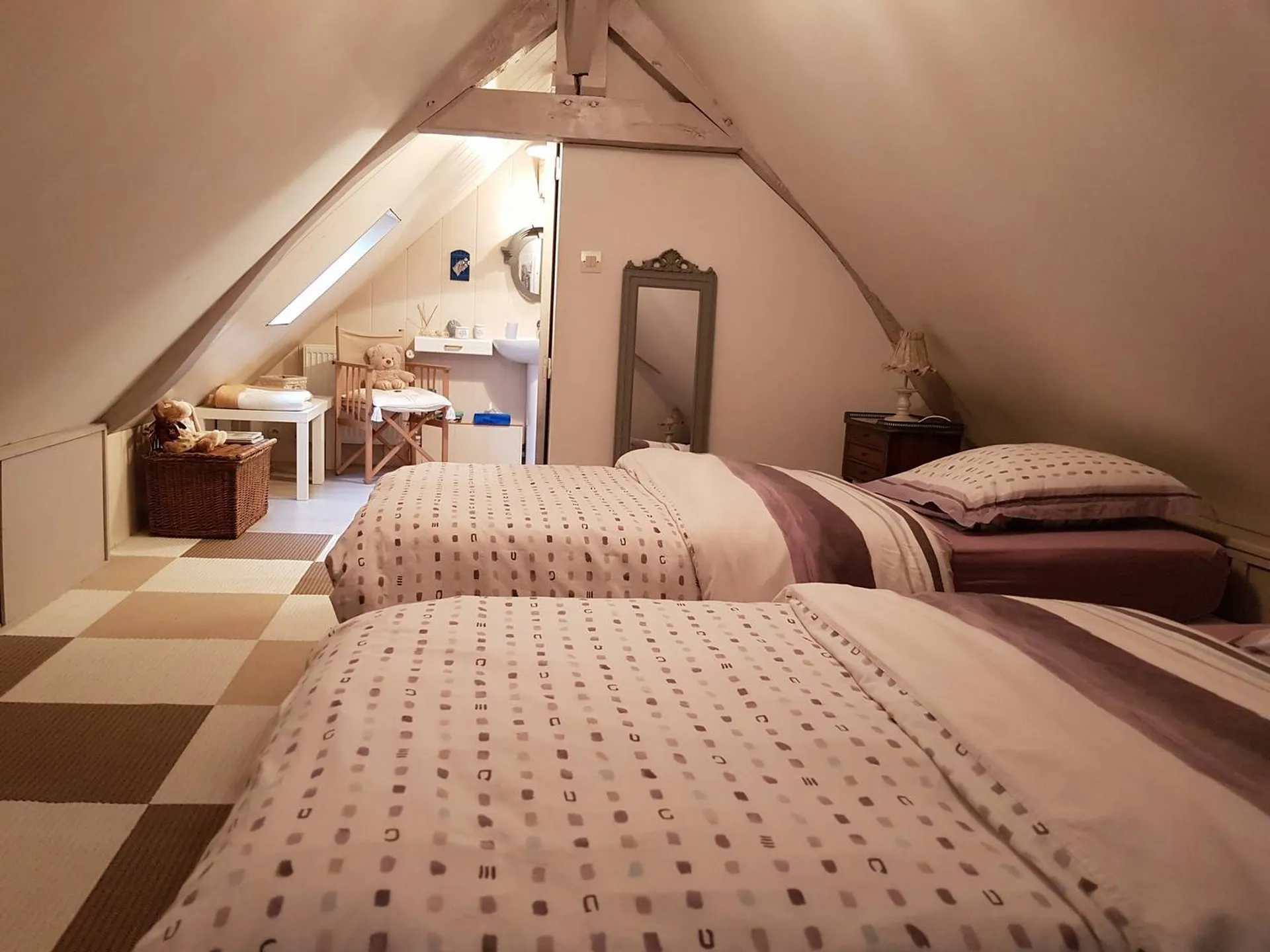 Chambre sous combles avec pièce d'eau