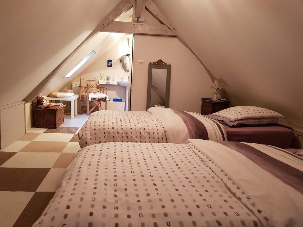 Chambre sous combles avec pièce d'eau