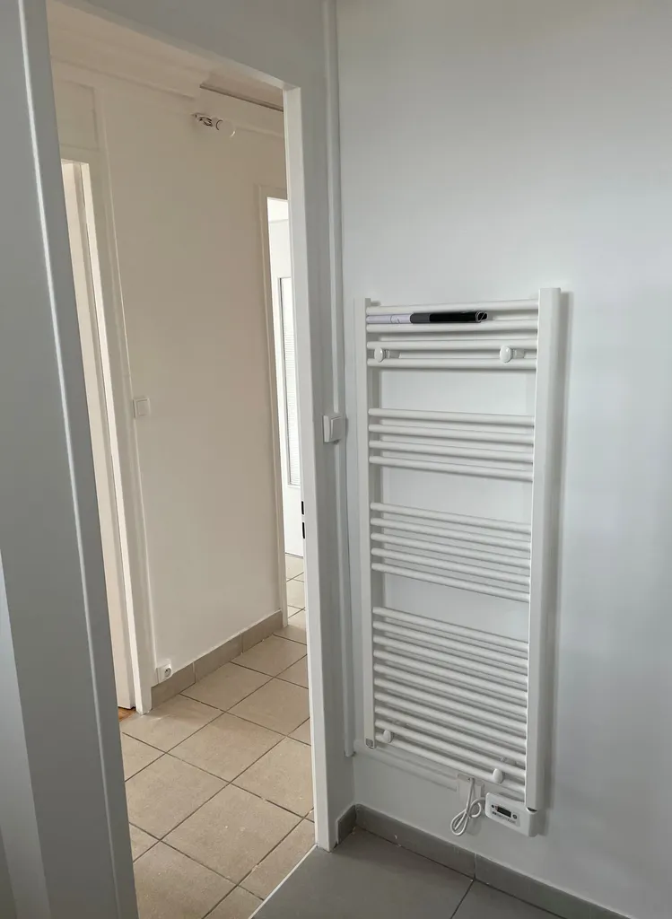 Installation d’un radiateur sèche-serviettes électrique lors de la rénovation de cette salle de bain à Villefranche-sur-Saône (Rhône – 69)