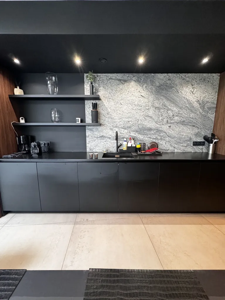 cuisine sur mesure fénix Noir Ingo et granit