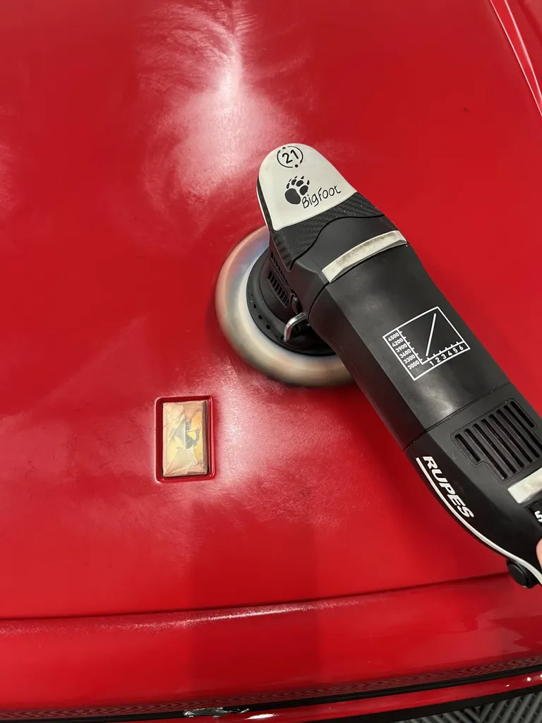 Lustrage et nettoyage complet sur une Ferrari 512 TR - Le Mans 72.