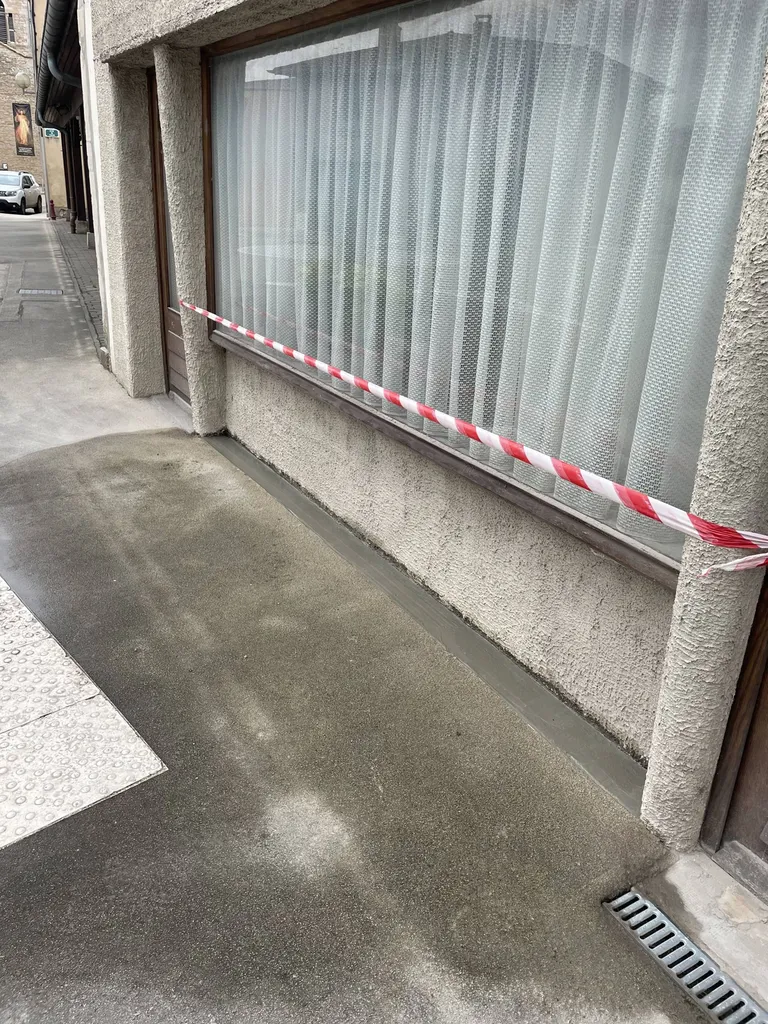 Avant remplacement d'une vitrine par 4 menuiseries extérieures à Saint Didier sur Chalaronne proche de Belleville en Beaujolais