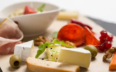 Planches tapas froides et chaudes mignardises faites maison service traiteur convivial à domicile à Labège proche de Toulouse