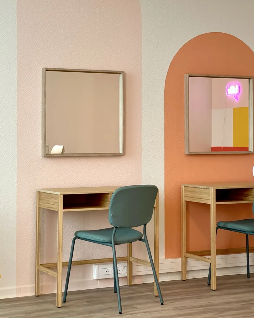 Aménagement et décoration d'une salle de convivialité pour les élèves filles dans un centre d'accueil à Bordeaux