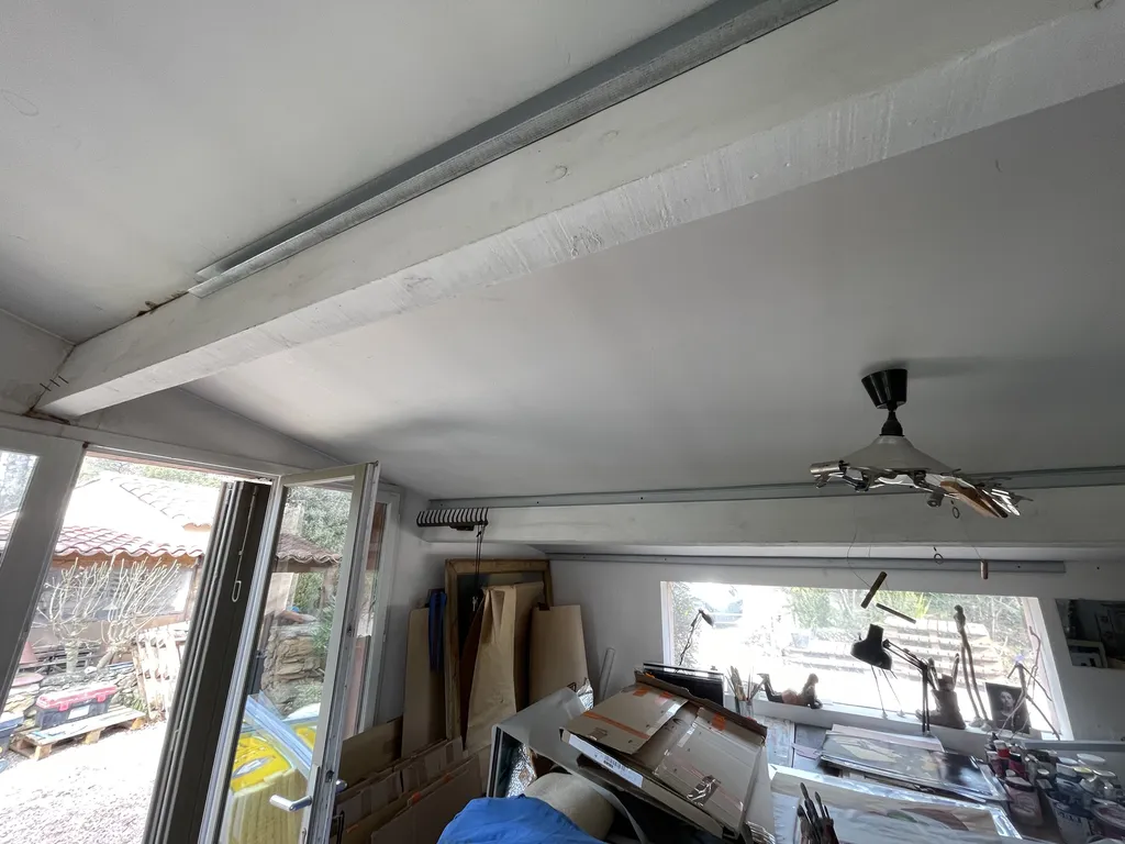 Isolation d’un plafond en sous rampant par laine de verre et habillage placo