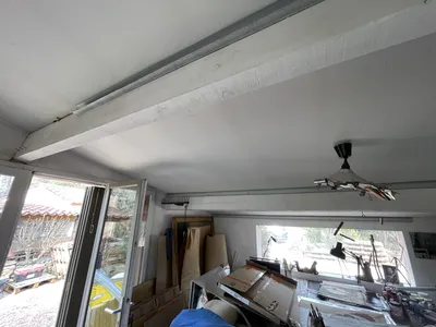 Isolation d’un plafond en sous rampant par laine de verre et habillage placo