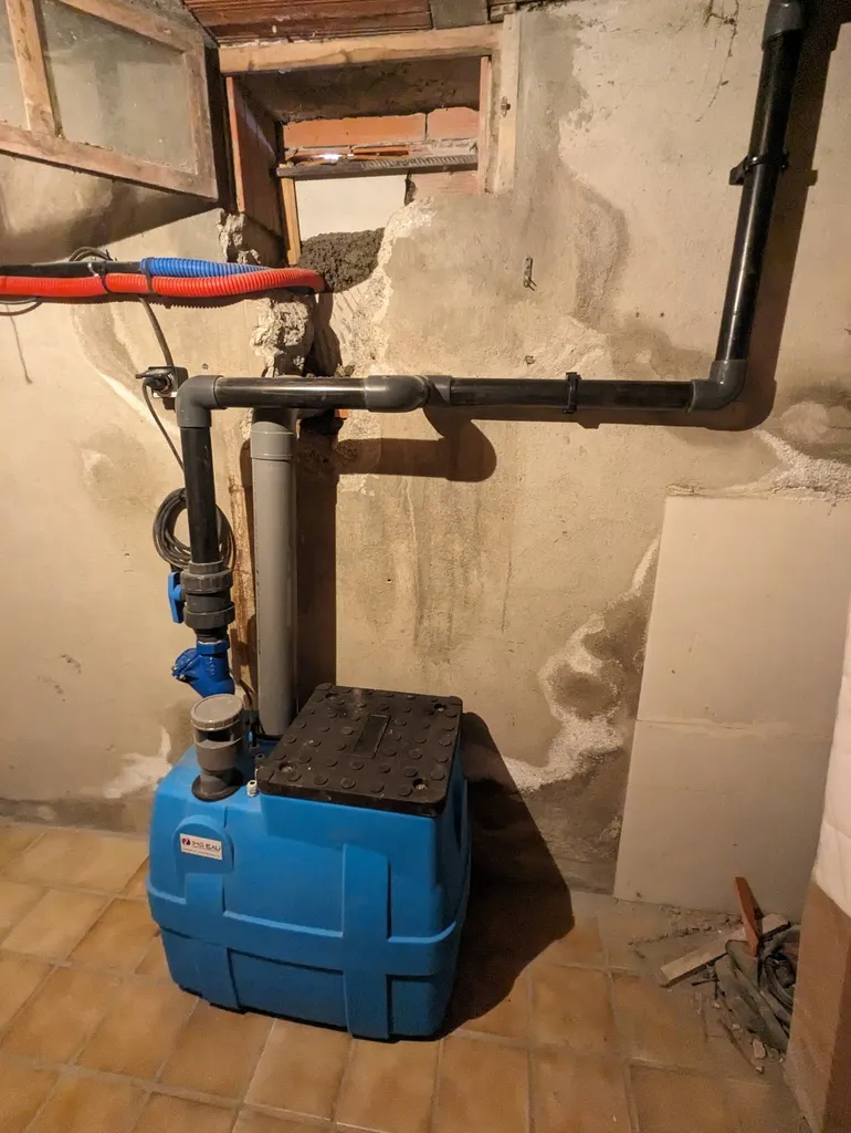 Poste de relevage des eaux usées en pose libre.