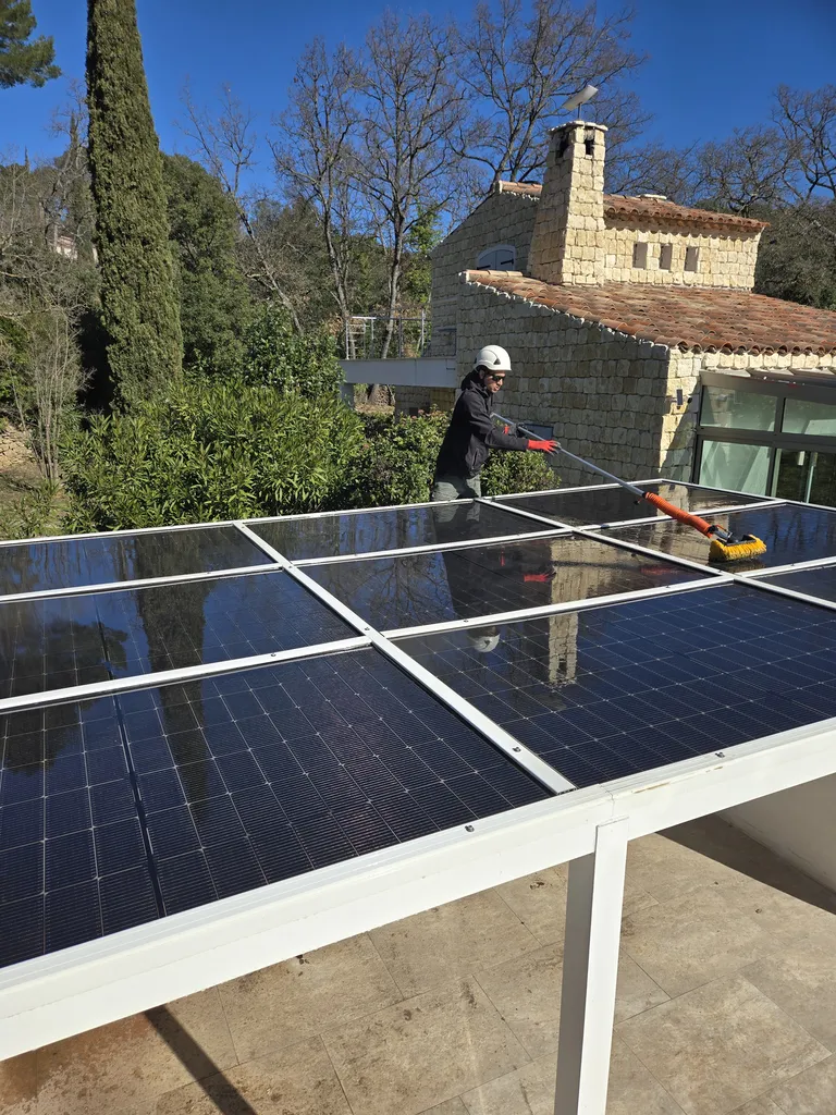 Maintenance de panneaux photovoltaïques au Beausset dans le Var