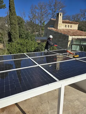 Maintenance de panneaux photovoltaïques au Beausset dans le Var