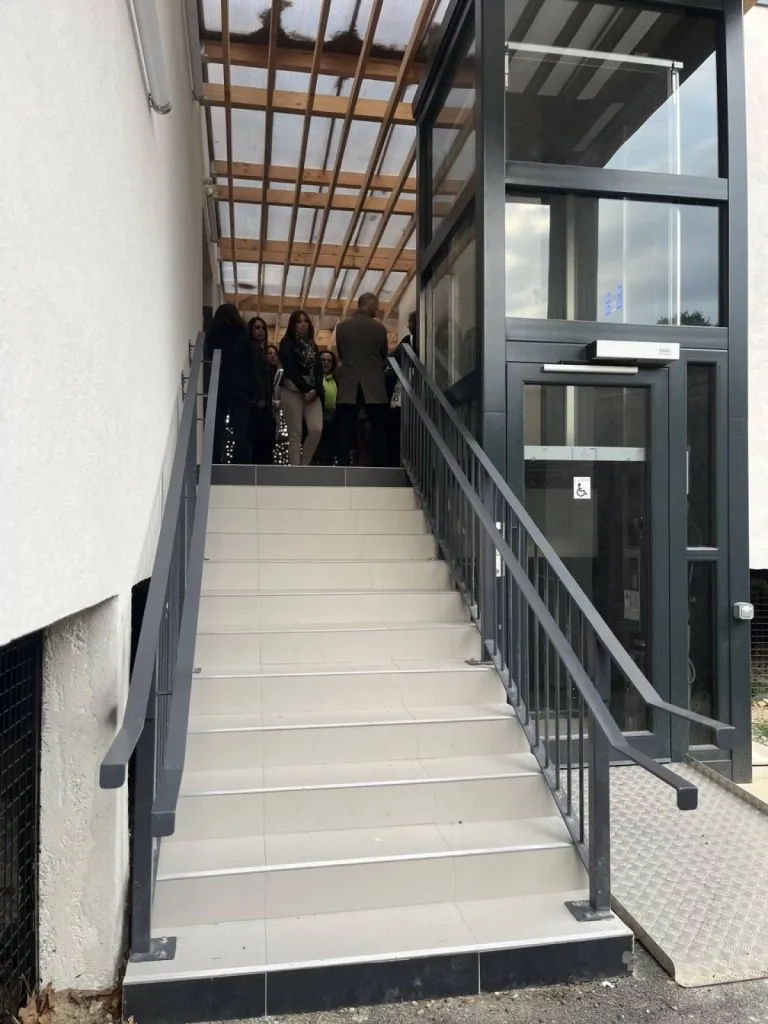 A Saint-Cannat avec l'élévateur vertical extérieur VIMEC E10 avec un RAL spécifique