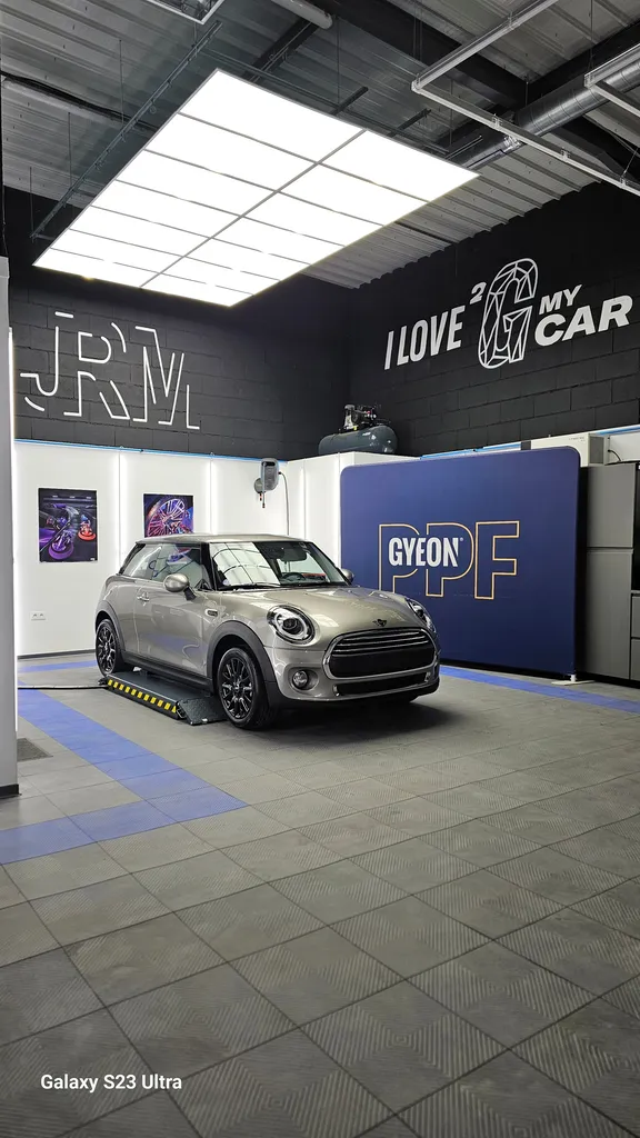 Detailing Mini One Edition Heddon Street à Saint-Vit : polissage de correction, traitement céramique Gyeon Infinite et protection hydrophobe Pare brise