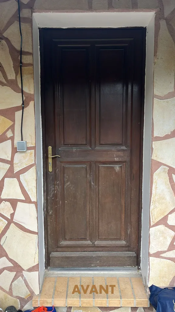 Porte d'entrée en BOIS fermée avant l'installation