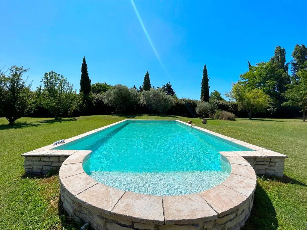 VILLA AVEC GITE ET PISCINE SUR 3590 M² AU CALME ABSOLU À PERNES-LES-FONTAINES   