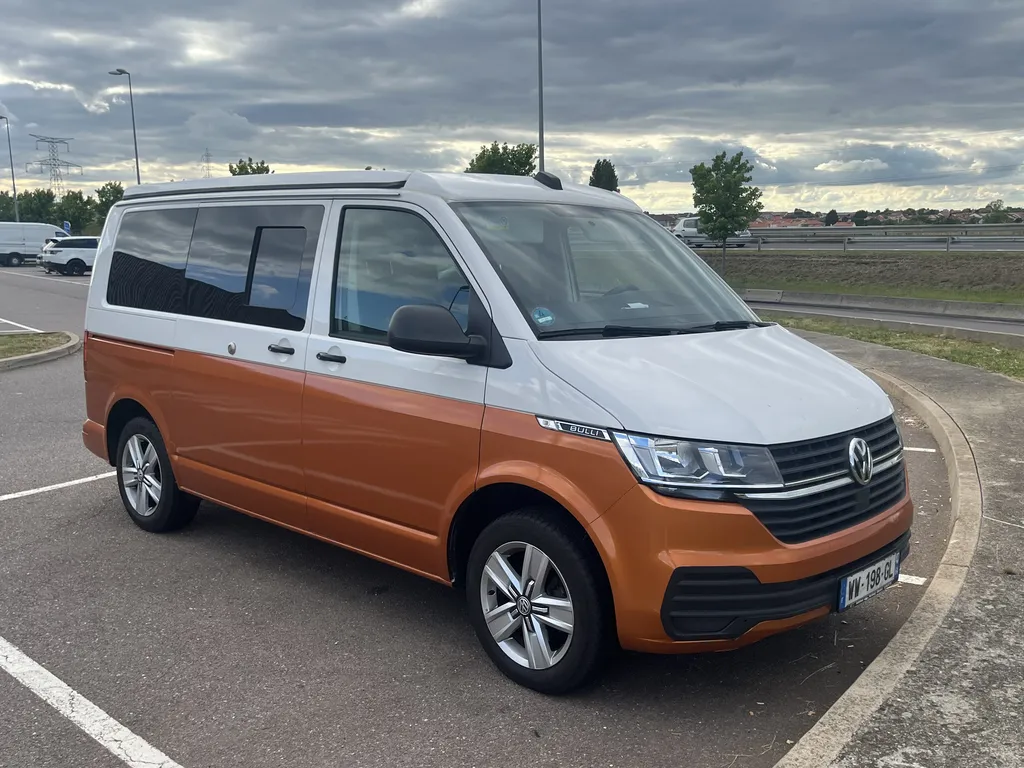 Volkswagen California T6 van aménagé importé d’Allemagne à St Jean de Luz par Asphalte Diffusion avec historique complet