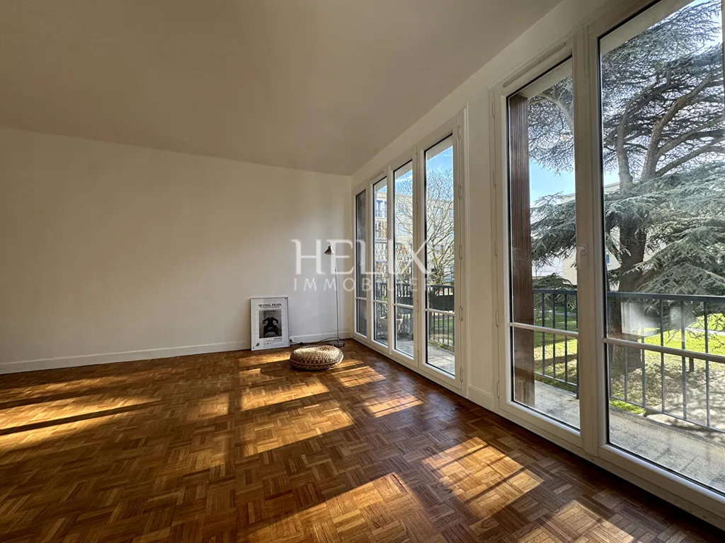 A vendre appartement ensoleillé avec balcon de 87,53 M² à Saint Germain en Laye, il se situe au 1er étage avec ascenseur, une triple exposition, le calme absolu,