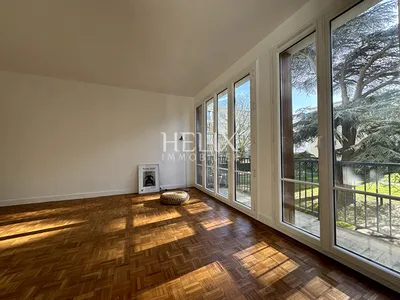 A vendre appartement ensoleillé avec balcon de 87,53 M² à Saint Germain en Laye, il se situe au 1er étage avec ascenseur, une triple exposition, le calme absolu,