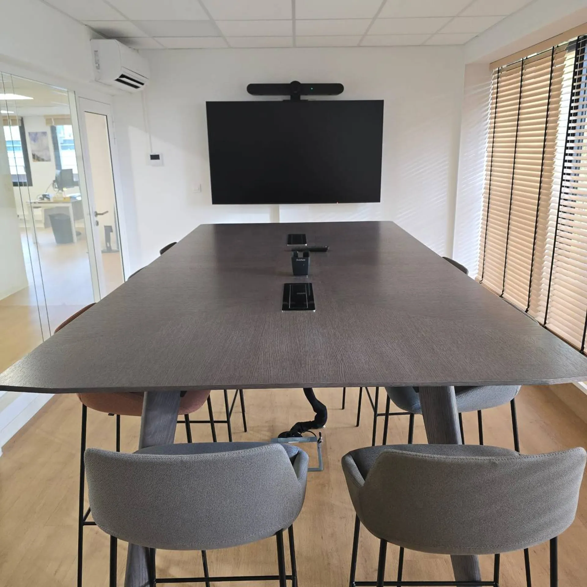 Table haute visio conférence bois ébenisterie à Nîmes