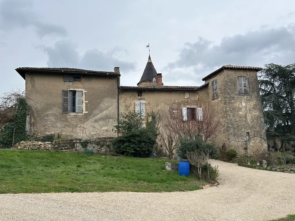 Maison avant travaux de surélévation nécessitant une reprise structurelle complète