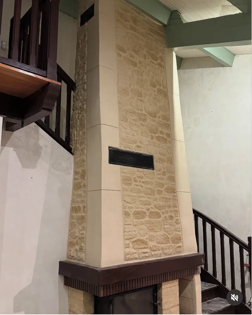 Enduit imitation pierre intérieur, valorisez vos intérieurs avec un enduit fait main unique, Conseil prix et qualité à Chomérac, Aubenas, Ruoms et Vallon-Pont-d’Arc en Ardèche 07
