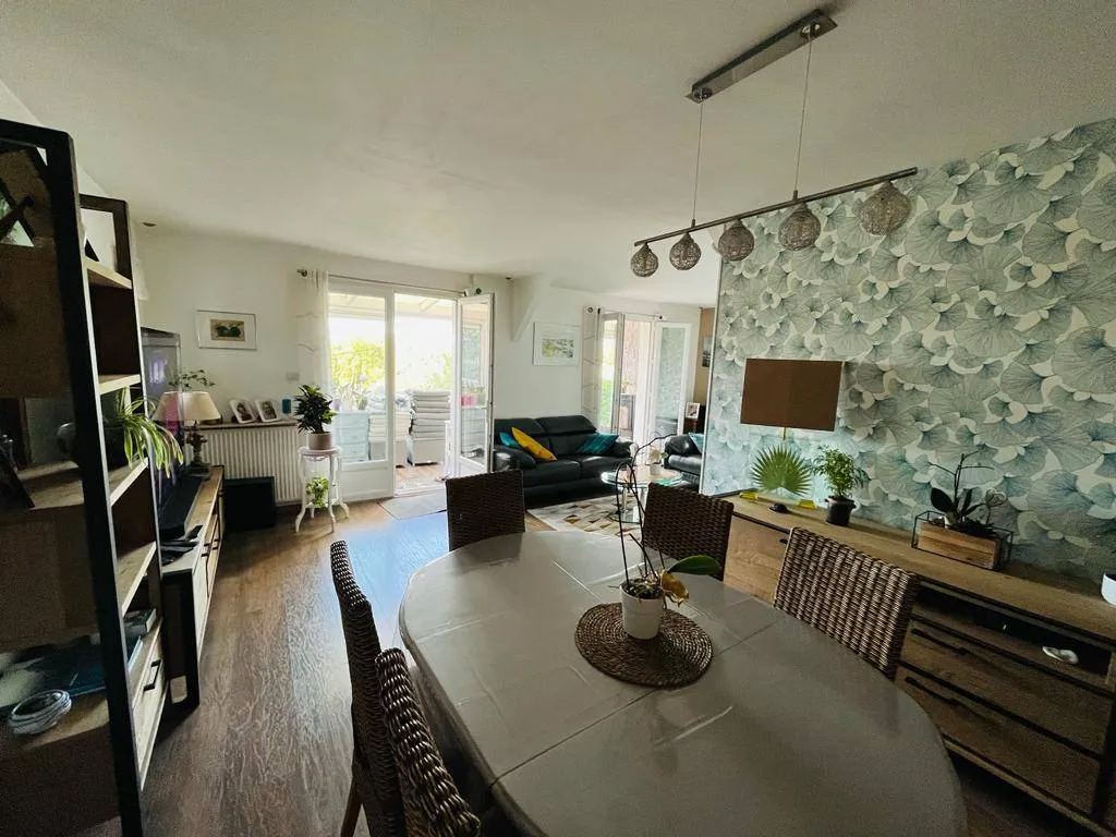 A vendre maison avec piscine de 98 m² habitables édifiée sur 1674 m² de terrain sur la commune de LA BOUILLE