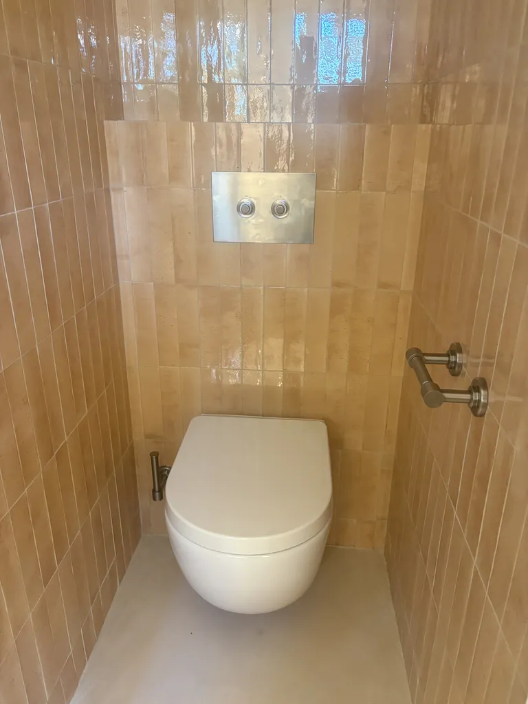 Création d'un WC suspendu avec ses accessoires à Lèfe-Cap-Ferret.