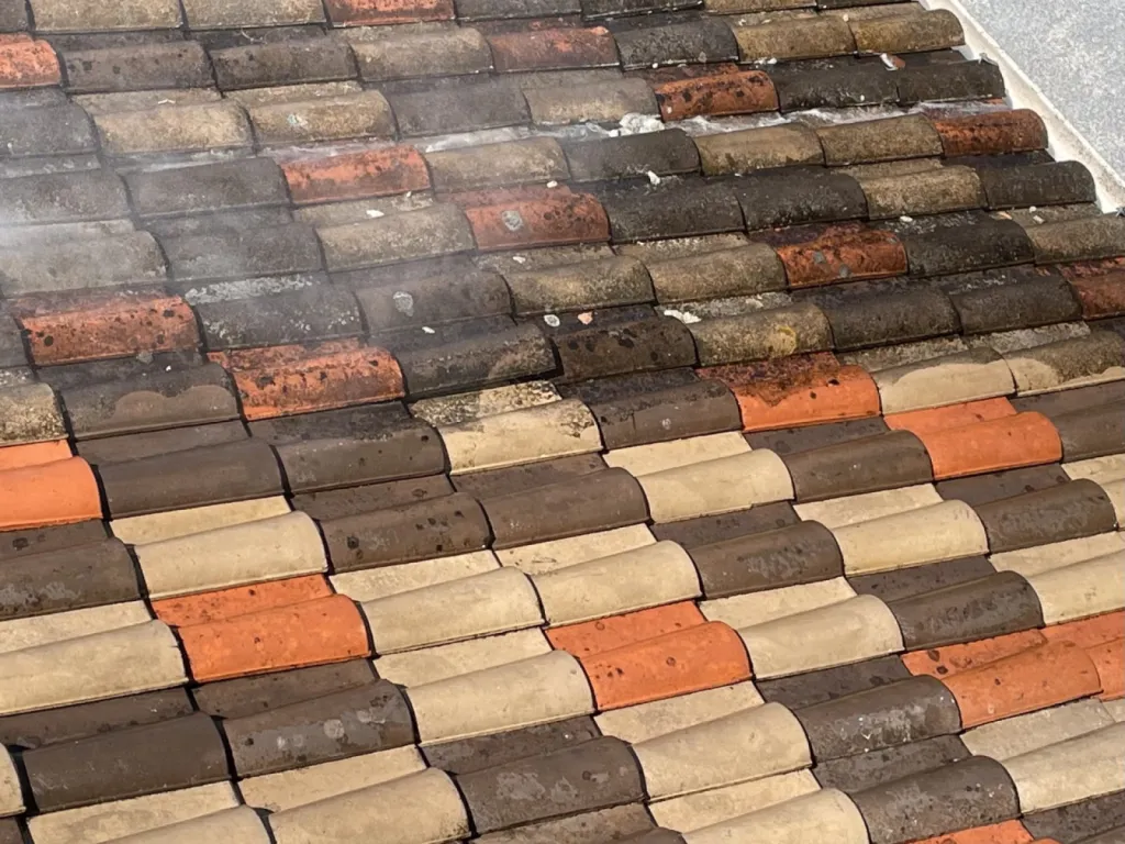 nettoyage toiture en cours sur martigues