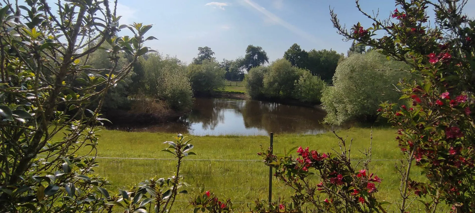 Terres et Demeures de Normandie vous présente, à 5 minutes de la gare de MEZIDON-CANON (14270) et à 30 minutes de CAEN (14000) et de CABOURG (14390), propriété équestre de caractère avec forage, paddocks, hangar et maison familiale.