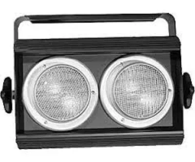 Location d'un projecteur de lumière traditionnel Blinder 1300 W le Flash 2000L DTS