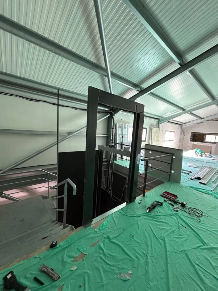 Une étape d'installation de cet élévateur NAMILIFT vertical de 400 kgs de charge utile dans un entrepôt près de Marseille