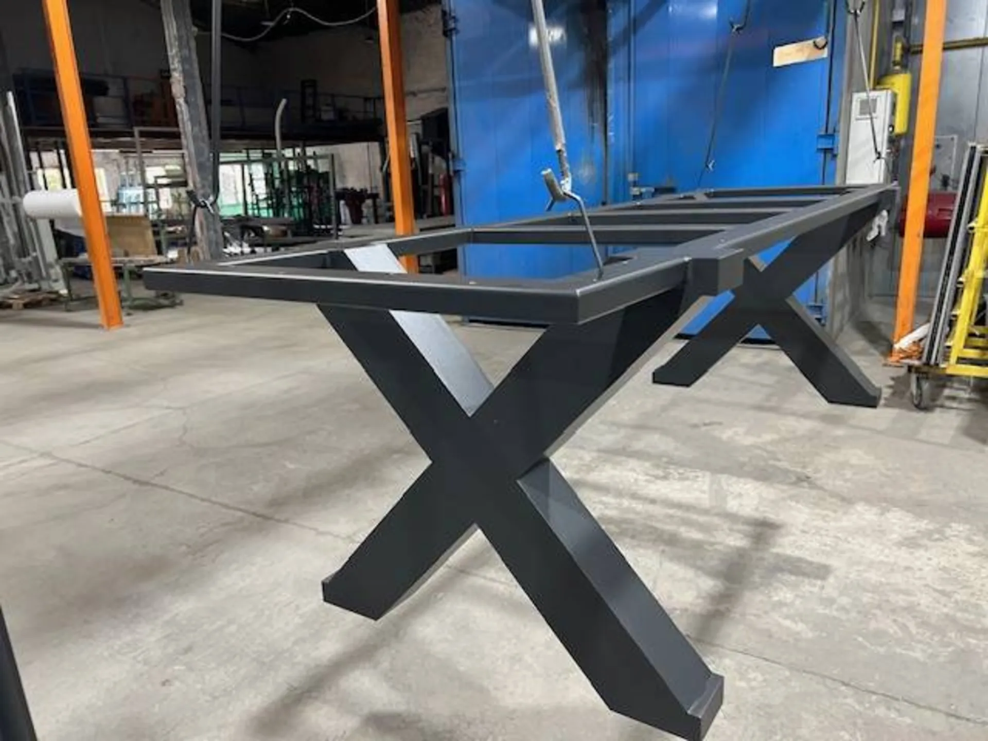 Thermolaquage d'un pied de table en noir fine texture