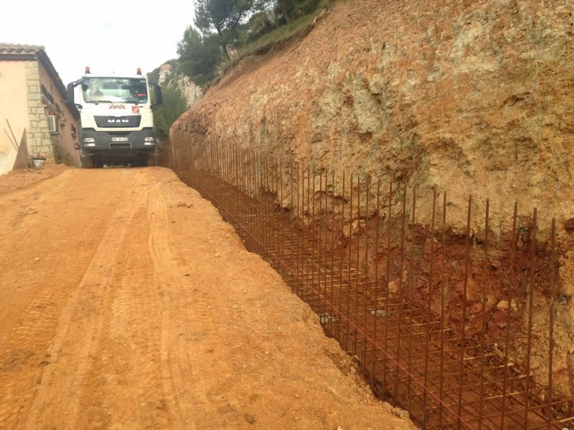Soutènement des terres avec un mur en agglo à bancher dans le Pays d'Aix