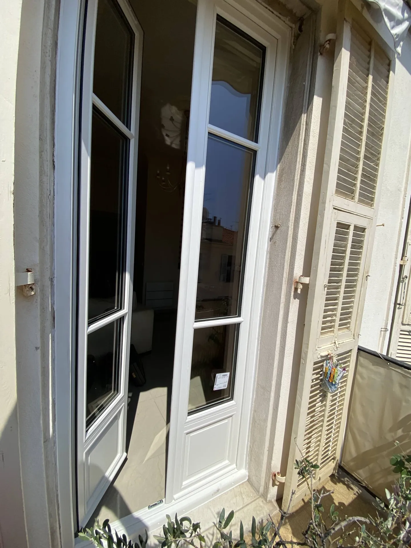 Pose fenêtres en bois exotiques sur mesure à Nice (06)