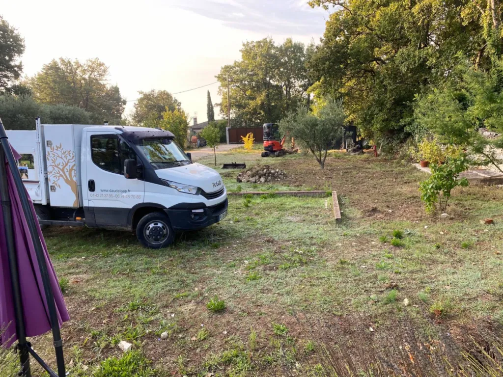 Pose de bordures en pavé et arrosage intégré Eguilles