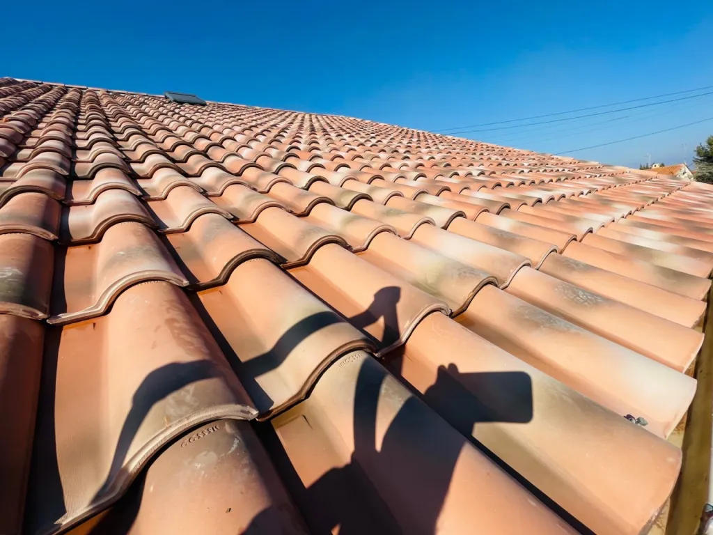 pose de tuiles romanes sur venelles