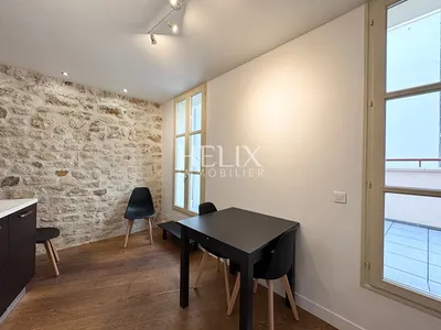 A louer superbe appartement meublé avec une terrasse de 13,78 M² au coeur du centre de Saint-Germain-en-Laye.