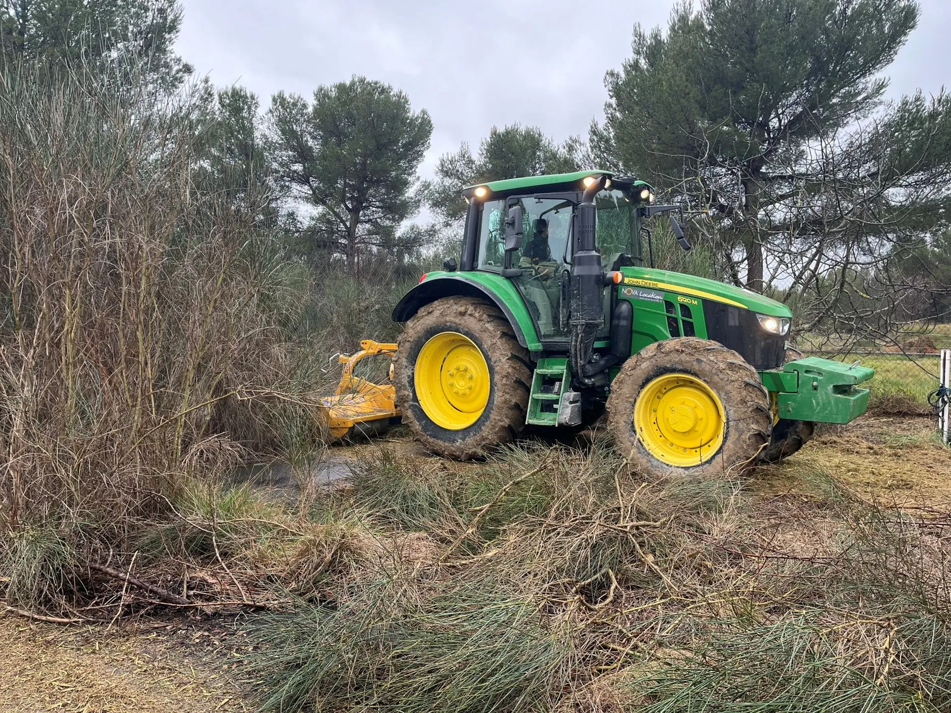 Travaux de débroussaillage réglementaire mécanisé et manuel dans le cadre OLD à Velaux par AEP professionnelle certifiée