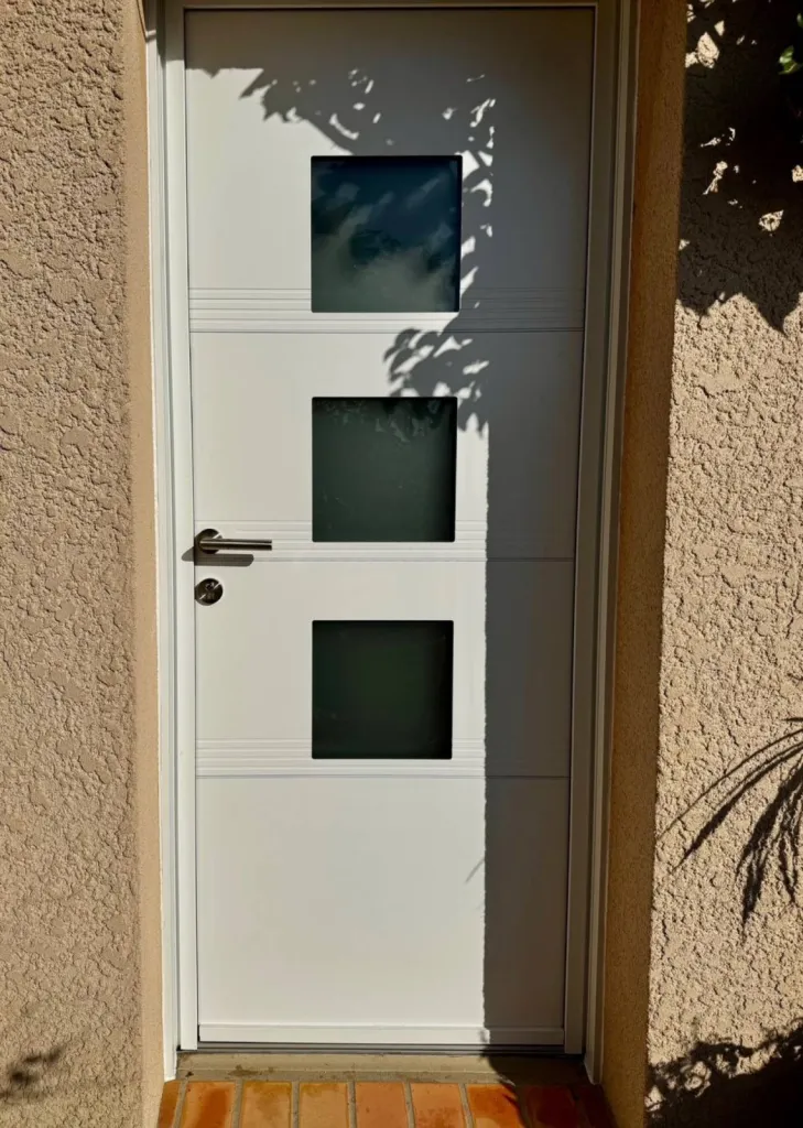 Installation de porte d'entrée en aluminium sur mesure