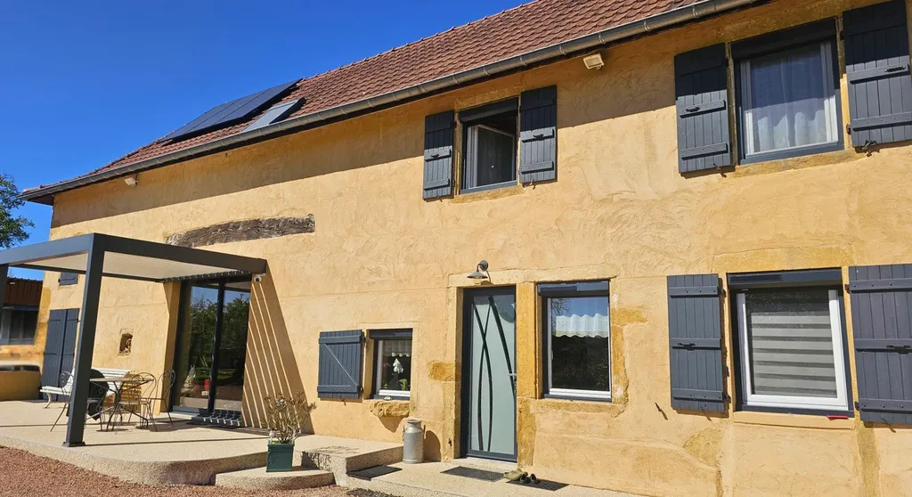 Installateurs de menuiseries PVC avec volets roulants solaires à Charlieu, près de Roanne dans la Loire (42)