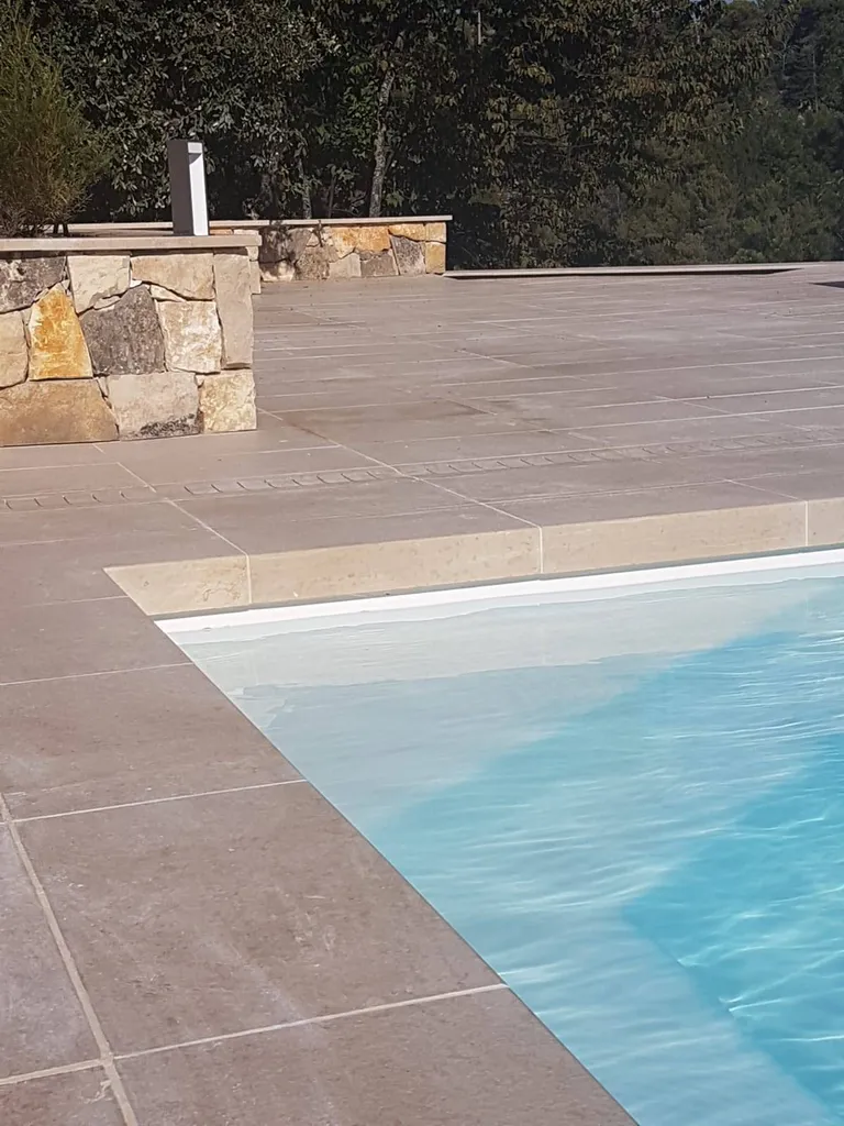 terrasse en pierre naturel beige rosé