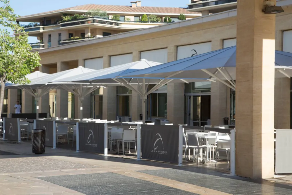 Pose de parasols professionnels pour terrasse de bar à Aix en Provence