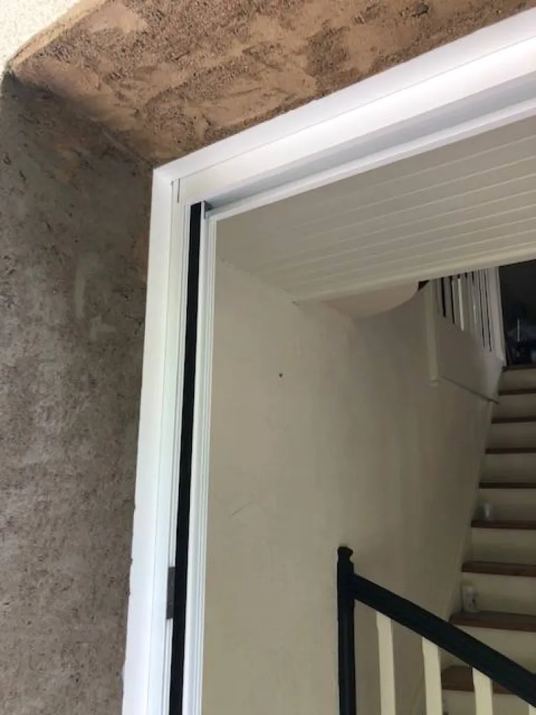 Agrandissement et remplacement d'une porte fenêtre PVC en coulissant deux vantaux en Aluminium à Corbas région Rhône Alpes Auvergne