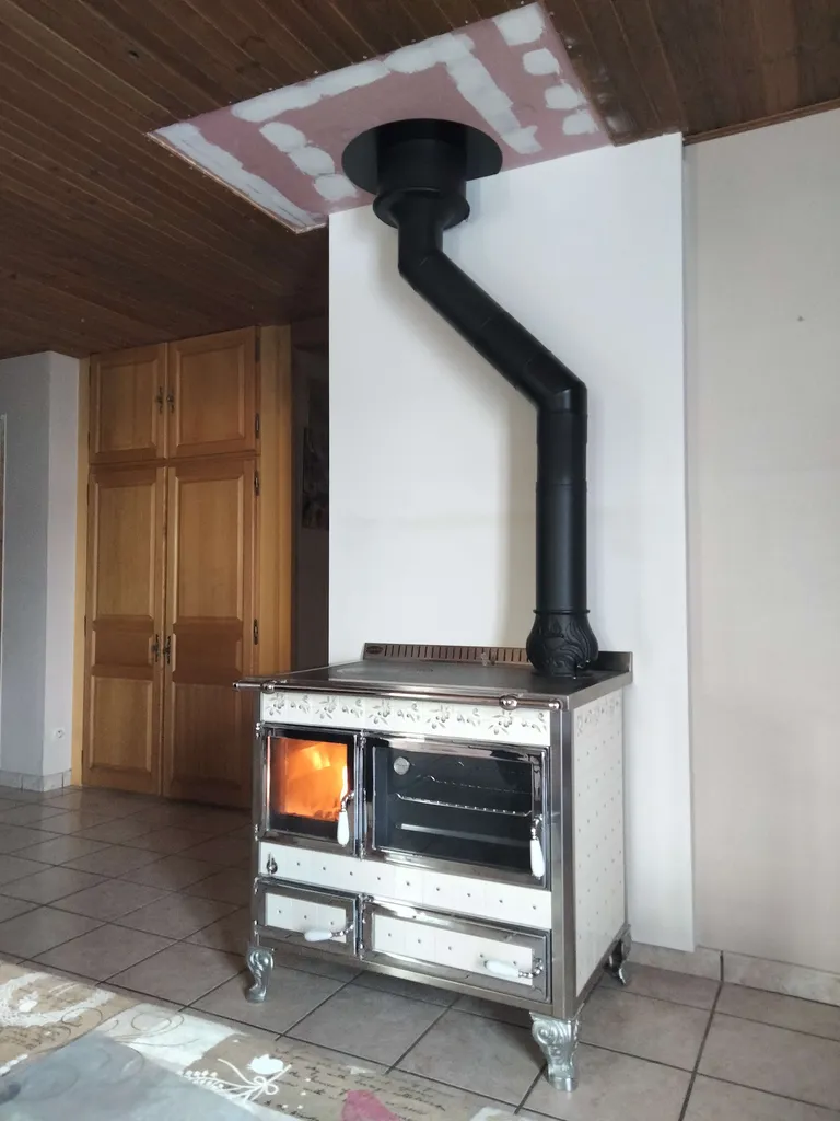 Cuisinière à bois WEKOS 90 HARMONY chromée satinée avec carreau 8×8 – vue frontale, Saint Just Saint Rambert