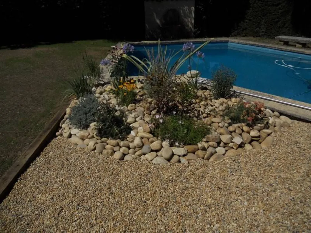Création d'un massif proche d'une piscine