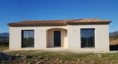 Réaliser la construction de maison traditionnelle provençale de plain-pied avec fenêtres PVC double vitrage gaz argon à Aubagne
