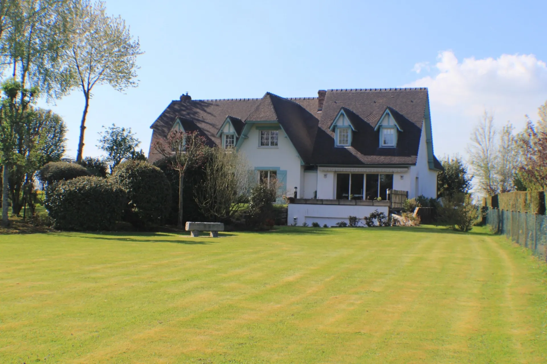 MAISON CONTEMPORAINE Entre HONFLEUR et PONT-AUDEMER