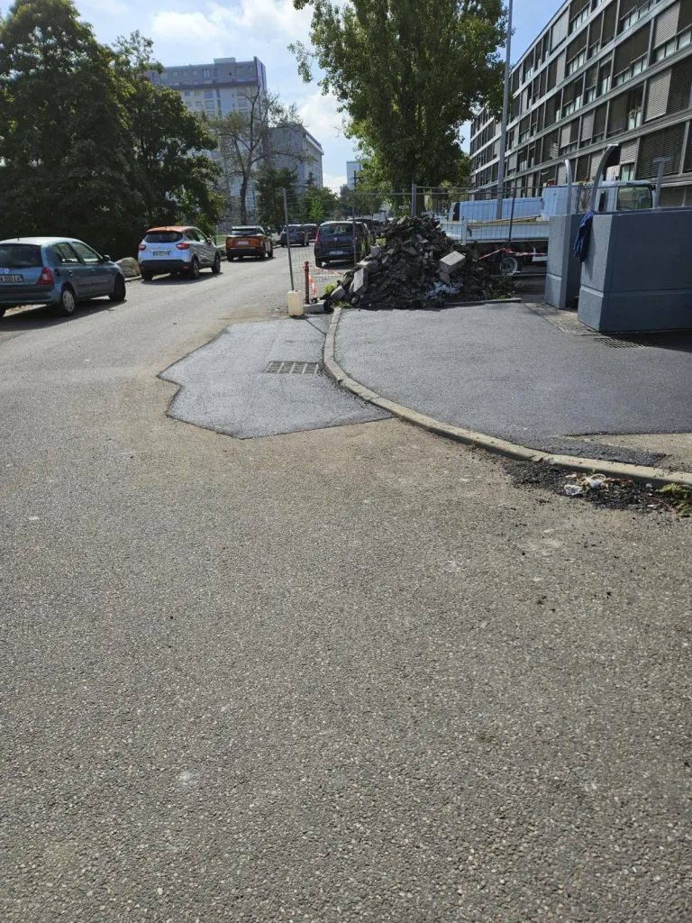 Réfection d'enrobés d'une partie des trottoirs et des routes à Beynost dans l'Ain suite à l'usure du goudron