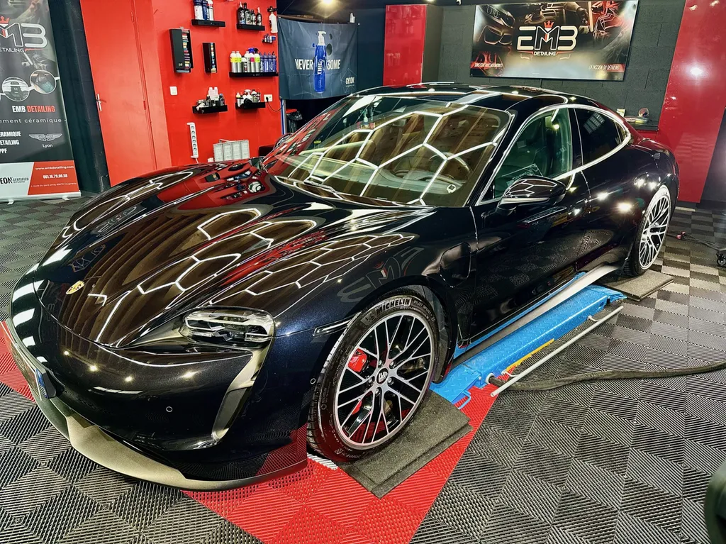 detailing lyon spécialiste Porsche Taycan