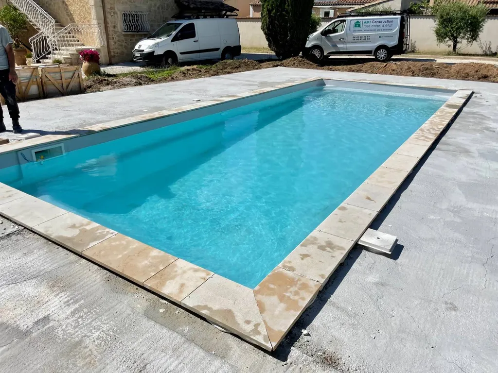 Pose de margelle en pierre naturelle autour d'une piscine à Vitrolles